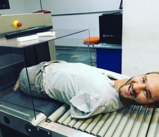 Nick Vujicic, australiano nacido sin brazos ni piernas, supera sus limitaciones y se convierte en un ejemplo de vida.