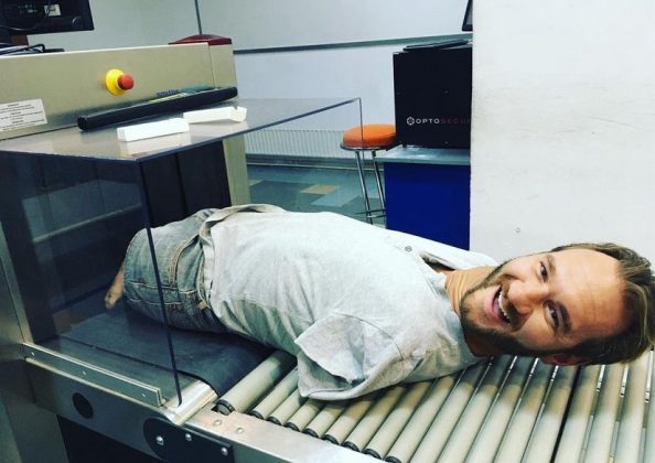 Nick Vujicic, australiano nacido sin brazos ni piernas, supera sus limitaciones y se convierte en un ejemplo de vida.
