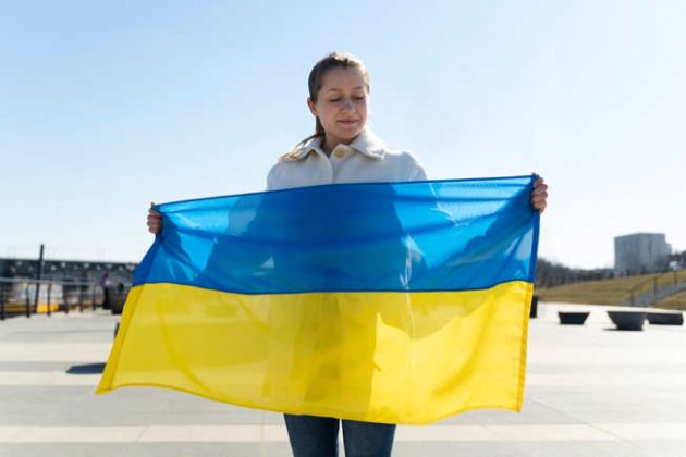 Fue vista recibiendo flores y pegando la bandeira ucraniana, un símbolo de su lealtad y resistencia a su país, y chorando. (Foto: Instagram)