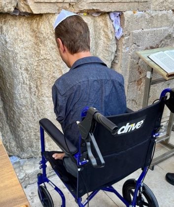 "El discapacitado no es el que nació sin piernas ni brazos, sino el que intenta hacer algo y no puede", dice Nick en sus discursos